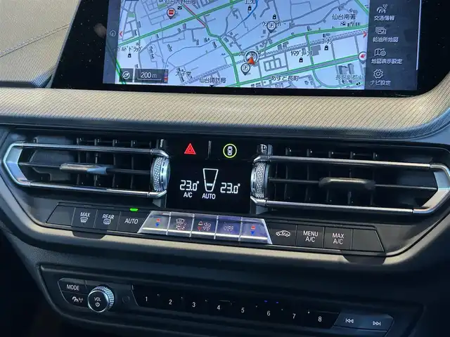 ＢＭＷ １１８ｄ Mスポーツ 宮城県 2020(令2)年 0.9万km 白 iDriveナビゲーションパッケージ/コンフォートパッケージ/Mスポーツプラスパッケージ/アクティブクルーズコントロール/レーンディパーチャーウォーニング/インテリジェントセーフティ/社外地デジチューナー/バックカメラ/前後PDC/パーキングアシスト/Mスポーツシート/Mシートベルト/Mリヤスポイラー/Mスポーツブレーキ/18インチMライトアロイホイールVスポークスタイリング554M/コンフォートアクセス/パワーバックドア/アンビエントライト/前後ドライブレコーダー/ETC2.0車載器