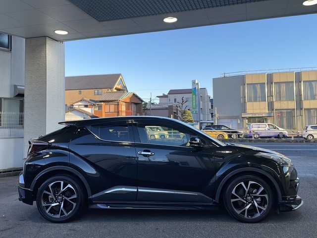 トヨタ Ｃ－ＨＲ G 愛知県 2017(平29)年 9.6万km ブラックマイカ /禁煙車//モデリスタフロントスポイラー//モデリスタサイドスカート//モデリスタリアスカート//モデリスタクールシャインキット//GANADOR4本出しマフラー//純正9インチナビ//フルセグ/Bluetooth/SD/CD/DVD//TVキャンセラー//バックカメラ//ビルトインETC//ドライブレコーダー//ハーフレザーシート//シートヒーター//ランバーサポート//プリクラッシュセーフティ//ブラインドスポットモニター//リアクロストラフィックアラート//レーンディパーチャーアラート//オートマッチックハイビーム//レーダークルーズコントロール//クリアランスソナー//車両接近通報//LEDオートヘッドライト//フォグランプ//純正18インチアルミホイール//スペアタイヤ//TRC//EVモード//ドライブモード//SPORT/NORMAL/ECO//オートブレーキホールド//プッシュスタート//スペアスマートキー//革巻きステアリング//ステアリモコン//チルト&テレスコピックステアリング//オートリトラクタブルウィンカーミラー//純正フロアマット//純正ドアバイザー//自動防眩ミラー//保証書//取扱説明書//ナビ取扱説明書//ディーラー点検整備記録簿R2.3.4.5.6