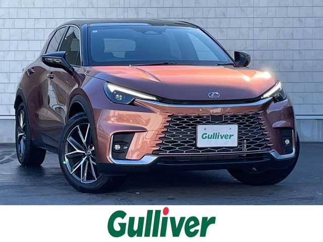 レクサス ＬＢＸ クール 群馬県 2024(令6)年 0.5万km 赤／ゴールド 安全装備/・衝突軽減ブレーキ/・クルーズコントロール/・コーナーセンサー/・レーンキープアシスト/・ブラインドスポットモニター/・オートライト/・オートハイビーム/・SOSコール/・横滑り防止/メーカー純正ナビ/・AM/FM/フルセグTV/・Bluetooth/USB（タイプC）/バックカメラ/パドルシフト/ヘッドアップディスプレイ/前席シートヒーター/シートメモリー/ETC2.0/LEDヘッドライト/LEDフォグランプ/ハンドルヒーター/ヒーターミラー/オートホールド/電動パーキング/スマートキー/プッシュスタート