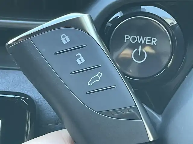 レクサス ＬＢＸ クール 群馬県 2024(令6)年 0.5万km 赤／ゴールド 安全装備/・衝突軽減ブレーキ/・クルーズコントロール/・コーナーセンサー/・レーンキープアシスト/・ブラインドスポットモニター/・オートライト/・オートハイビーム/・SOSコール/・横滑り防止/メーカー純正ナビ/・AM/FM/フルセグTV/・Bluetooth/USB（タイプC）/バックカメラ/パドルシフト/ヘッドアップディスプレイ/前席シートヒーター/シートメモリー/ETC2.0/LEDヘッドライト/LEDフォグランプ/ハンドルヒーター/ヒーターミラー/オートホールド/電動パーキング/スマートキー/プッシュスタート