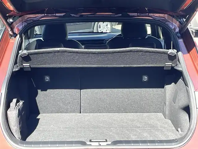 レクサス ＬＢＸ クール 群馬県 2024(令6)年 0.5万km 赤／ゴールド 安全装備/・衝突軽減ブレーキ/・クルーズコントロール/・コーナーセンサー/・レーンキープアシスト/・ブラインドスポットモニター/・オートライト/・オートハイビーム/・SOSコール/・横滑り防止/メーカー純正ナビ/・AM/FM/フルセグTV/・Bluetooth/USB（タイプC）/バックカメラ/パドルシフト/ヘッドアップディスプレイ/前席シートヒーター/シートメモリー/ETC2.0/LEDヘッドライト/LEDフォグランプ/ハンドルヒーター/ヒーターミラー/オートホールド/電動パーキング/スマートキー/プッシュスタート