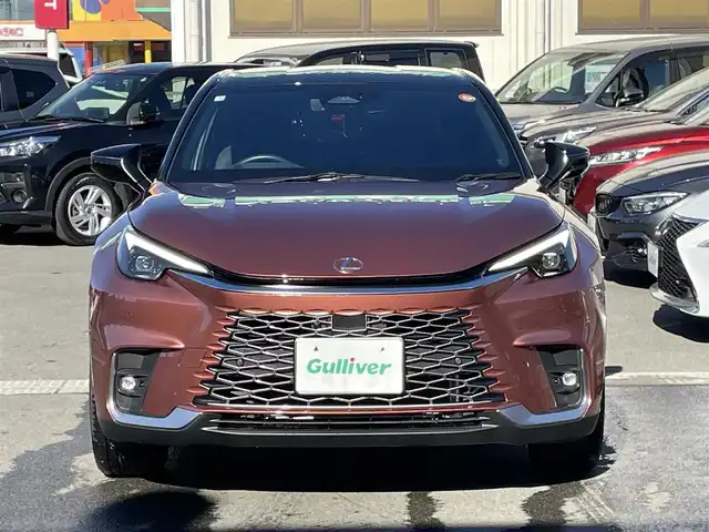 レクサス ＬＢＸ クール 群馬県 2024(令6)年 0.5万km 赤／ゴールド 安全装備/・衝突軽減ブレーキ/・クルーズコントロール/・コーナーセンサー/・レーンキープアシスト/・ブラインドスポットモニター/・オートライト/・オートハイビーム/・SOSコール/・横滑り防止/メーカー純正ナビ/・AM/FM/フルセグTV/・Bluetooth/USB（タイプC）/バックカメラ/パドルシフト/ヘッドアップディスプレイ/前席シートヒーター/シートメモリー/ETC2.0/LEDヘッドライト/LEDフォグランプ/ハンドルヒーター/ヒーターミラー/オートホールド/電動パーキング/スマートキー/プッシュスタート