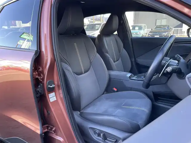 レクサス ＬＢＸ クール 群馬県 2024(令6)年 0.5万km 赤／ゴールド 安全装備/・衝突軽減ブレーキ/・クルーズコントロール/・コーナーセンサー/・レーンキープアシスト/・ブラインドスポットモニター/・オートライト/・オートハイビーム/・SOSコール/・横滑り防止/メーカー純正ナビ/・AM/FM/フルセグTV/・Bluetooth/USB（タイプC）/バックカメラ/パドルシフト/ヘッドアップディスプレイ/前席シートヒーター/シートメモリー/ETC2.0/LEDヘッドライト/LEDフォグランプ/ハンドルヒーター/ヒーターミラー/オートホールド/電動パーキング/スマートキー/プッシュスタート