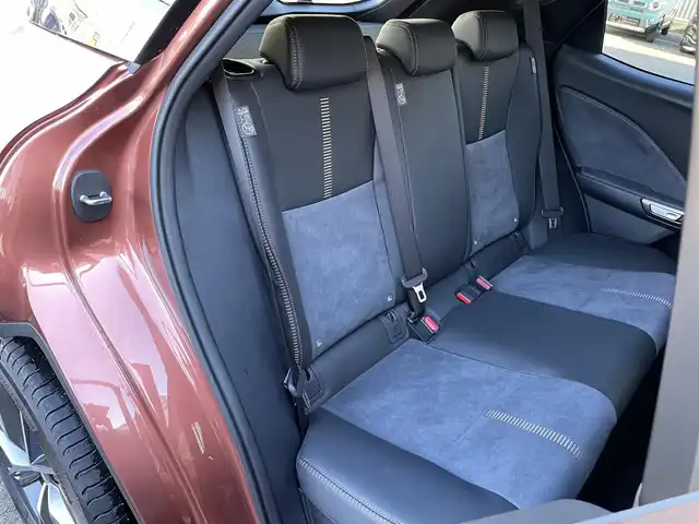 レクサス ＬＢＸ クール 群馬県 2024(令6)年 0.5万km 赤／ゴールド 安全装備/・衝突軽減ブレーキ/・クルーズコントロール/・コーナーセンサー/・レーンキープアシスト/・ブラインドスポットモニター/・オートライト/・オートハイビーム/・SOSコール/・横滑り防止/メーカー純正ナビ/・AM/FM/フルセグTV/・Bluetooth/USB（タイプC）/バックカメラ/パドルシフト/ヘッドアップディスプレイ/前席シートヒーター/シートメモリー/ETC2.0/LEDヘッドライト/LEDフォグランプ/ハンドルヒーター/ヒーターミラー/オートホールド/電動パーキング/スマートキー/プッシュスタート