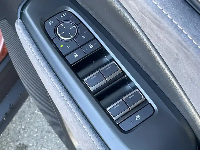 レクサス ＬＢＸ クール 群馬県 2024(令6)年 0.5万km 赤／ゴールド 安全装備/・衝突軽減ブレーキ/・クルーズコントロール/・コーナーセンサー/・レーンキープアシスト/・ブラインドスポットモニター/・オートライト/・オートハイビーム/・SOSコール/・横滑り防止/メーカー純正ナビ/・AM/FM/フルセグTV/・Bluetooth/USB（タイプC）/バックカメラ/パドルシフト/ヘッドアップディスプレイ/前席シートヒーター/シートメモリー/ETC2.0/LEDヘッドライト/LEDフォグランプ/ハンドルヒーター/ヒーターミラー/オートホールド/電動パーキング/スマートキー/プッシュスタート