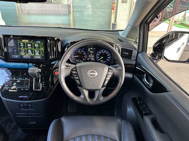 日産 エルグランド オーテック 福岡県 2024(令6)年 1.2万km ピュアホワイトパール 【ワンオーナー】/純正ナビ/iPod/SD/AM/FM/Bluetooth・CD/DVD/MusicStccker・HDMI/ETC(ビルド/ドライブレコーダー/純正フロアマット/クルーズコントロール/パワーシート（D.N)/オートライト/横滑り防止/電動格納ミラー/フリップダウンモニター/プッシュスタート/シートヒーター（D.N)/フォグランプ/Pスライドドア（両方）/電動リアゲート