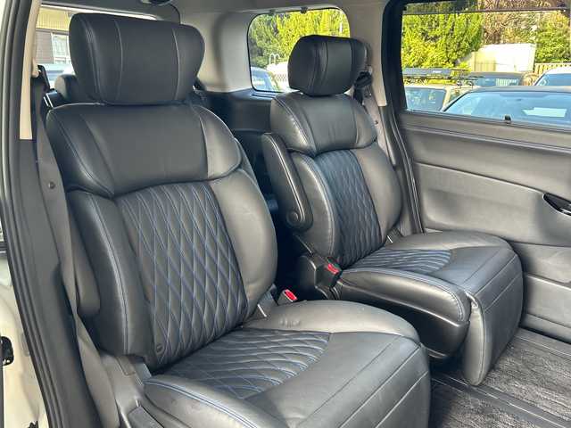 日産 エルグランド オーテック 福岡県 2024(令6)年 1.2万km ピュアホワイトパール 【ワンオーナー】/純正ナビ/iPod/SD/AM/FM/Bluetooth・CD/DVD/MusicStccker・HDMI/ETC(ビルド/ドライブレコーダー/純正フロアマット/クルーズコントロール/パワーシート（D.N)/オートライト/横滑り防止/電動格納ミラー/フリップダウンモニター/プッシュスタート/シートヒーター（D.N)/フォグランプ/Pスライドドア（両方）/電動リアゲート