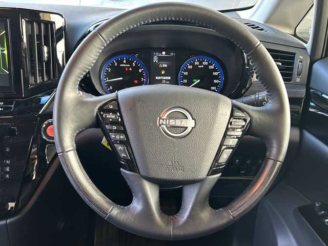 日産 エルグランド オーテック 福岡県 2024(令6)年 1.2万km ピュアホワイトパール 【ワンオーナー】/純正ナビ/iPod/SD/AM/FM/Bluetooth・CD/DVD/MusicStccker・HDMI/ETC(ビルド/ドライブレコーダー/純正フロアマット/クルーズコントロール/パワーシート（D.N)/オートライト/横滑り防止/電動格納ミラー/フリップダウンモニター/プッシュスタート/シートヒーター（D.N)/フォグランプ/Pスライドドア（両方）/電動リアゲート