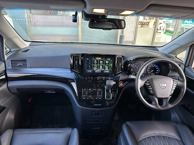 日産 エルグランド オーテック 福岡県 2024(令6)年 1.2万km ピュアホワイトパール 【ワンオーナー】/純正ナビ/iPod/SD/AM/FM/Bluetooth・CD/DVD/MusicStccker・HDMI/ETC(ビルド/ドライブレコーダー/純正フロアマット/クルーズコントロール/パワーシート（D.N)/オートライト/横滑り防止/電動格納ミラー/フリップダウンモニター/プッシュスタート/シートヒーター（D.N)/フォグランプ/Pスライドドア（両方）/電動リアゲート