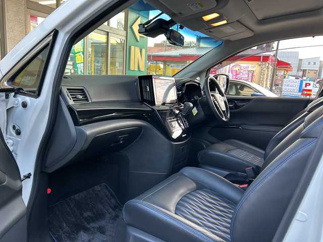 日産 エルグランド オーテック 福岡県 2024(令6)年 1.2万km ピュアホワイトパール 【ワンオーナー】/純正ナビ/iPod/SD/AM/FM/Bluetooth・CD/DVD/MusicStccker・HDMI/ETC(ビルド/ドライブレコーダー/純正フロアマット/クルーズコントロール/パワーシート（D.N)/オートライト/横滑り防止/電動格納ミラー/フリップダウンモニター/プッシュスタート/シートヒーター（D.N)/フォグランプ/Pスライドドア（両方）/電動リアゲート