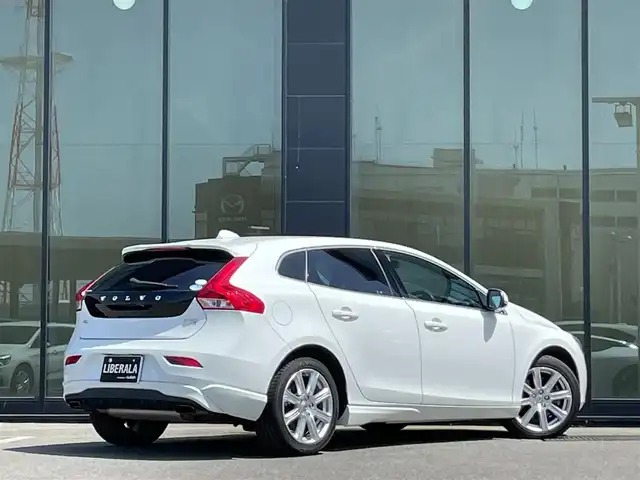 ボルボ Ｖ４０ T3 インスクリプション 石川県 2017(平29)年 6.3万km アイスホワイト 衝突軽減ブレーキ/アダプティブクルーズコントロ-ル/ブラインドスポットモニター/レーンキープアシスト/純正ナビ/フルセグ/バックカメラ/クリアランスソナー/黒革シート/シートヒーター/ETC/ドライブレコーダー