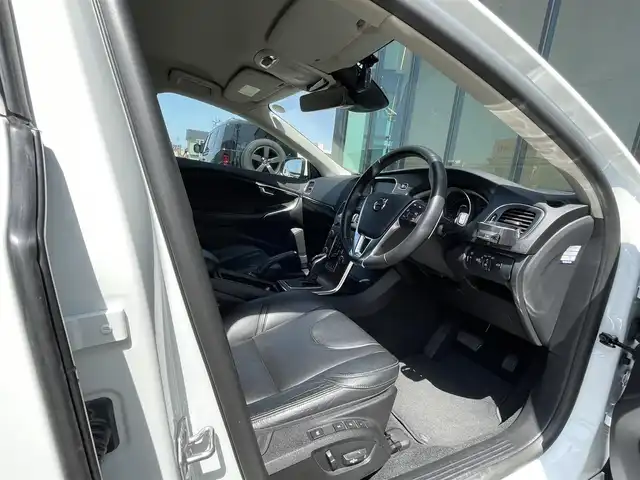 ボルボ Ｖ４０ T3 インスクリプション 石川県 2017(平29)年 6.3万km アイスホワイト 衝突軽減ブレーキ/アダプティブクルーズコントロ-ル/ブラインドスポットモニター/レーンキープアシスト/純正ナビ/フルセグ/バックカメラ/クリアランスソナー/黒革シート/シートヒーター/ETC/ドライブレコーダー