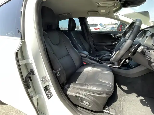 ボルボ Ｖ４０ T3 インスクリプション 石川県 2017(平29)年 6.3万km アイスホワイト 衝突軽減ブレーキ/アダプティブクルーズコントロ-ル/ブラインドスポットモニター/レーンキープアシスト/純正ナビ/フルセグ/バックカメラ/クリアランスソナー/黒革シート/シートヒーター/ETC/ドライブレコーダー