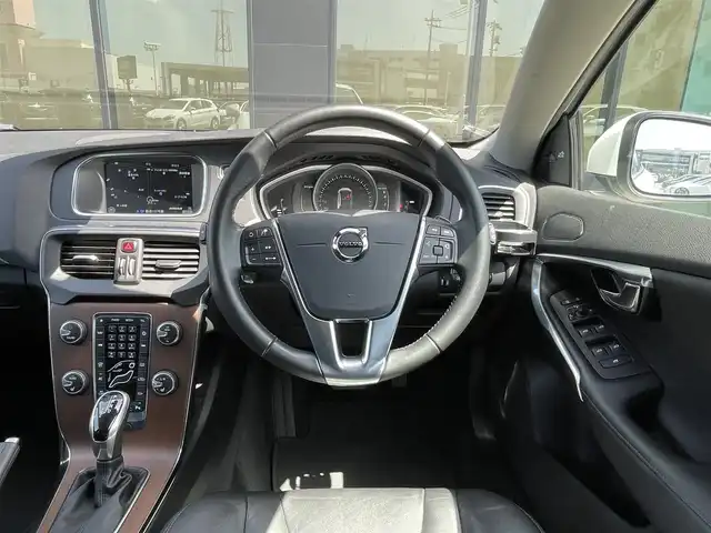 ボルボ Ｖ４０ T3 インスクリプション 石川県 2017(平29)年 6.3万km アイスホワイト 衝突軽減ブレーキ/アダプティブクルーズコントロ-ル/ブラインドスポットモニター/レーンキープアシスト/純正ナビ/フルセグ/バックカメラ/クリアランスソナー/黒革シート/シートヒーター/ETC/ドライブレコーダー