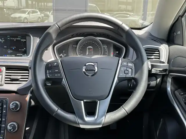 ボルボ Ｖ４０ T3 インスクリプション 石川県 2017(平29)年 6.3万km アイスホワイト 衝突軽減ブレーキ/アダプティブクルーズコントロ-ル/ブラインドスポットモニター/レーンキープアシスト/純正ナビ/フルセグ/バックカメラ/クリアランスソナー/黒革シート/シートヒーター/ETC/ドライブレコーダー