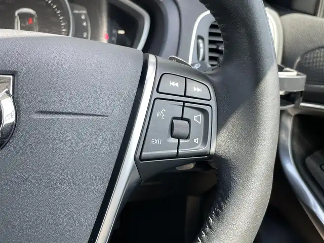 ボルボ Ｖ４０ T3 インスクリプション 石川県 2017(平29)年 6.3万km アイスホワイト 衝突軽減ブレーキ/アダプティブクルーズコントロ-ル/ブラインドスポットモニター/レーンキープアシスト/純正ナビ/フルセグ/バックカメラ/クリアランスソナー/黒革シート/シートヒーター/ETC/ドライブレコーダー