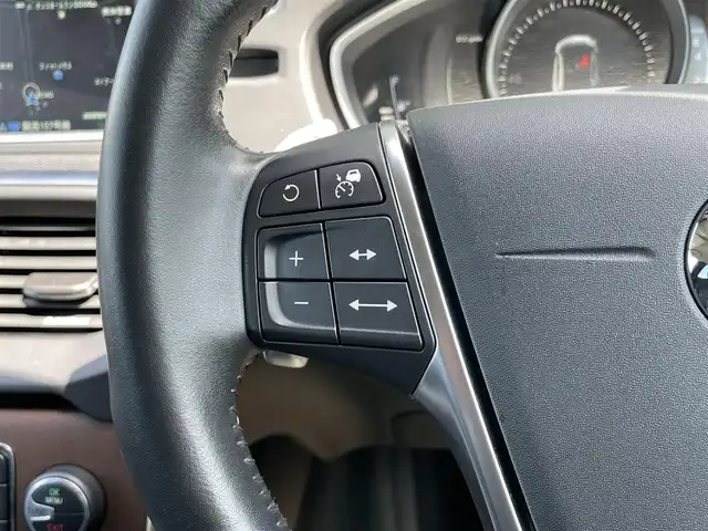ボルボ Ｖ４０ T3 インスクリプション 石川県 2017(平29)年 6.3万km アイスホワイト 衝突軽減ブレーキ/アダプティブクルーズコントロ-ル/ブラインドスポットモニター/レーンキープアシスト/純正ナビ/フルセグ/バックカメラ/クリアランスソナー/黒革シート/シートヒーター/ETC/ドライブレコーダー