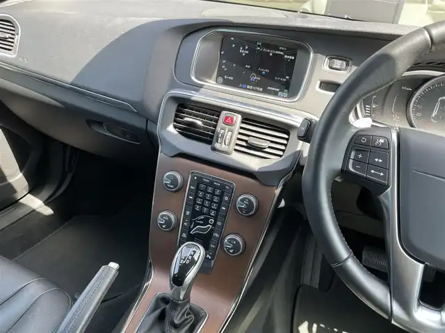 ボルボ Ｖ４０ T3 インスクリプション 石川県 2017(平29)年 6.3万km アイスホワイト 衝突軽減ブレーキ/アダプティブクルーズコントロ-ル/ブラインドスポットモニター/レーンキープアシスト/純正ナビ/フルセグ/バックカメラ/クリアランスソナー/黒革シート/シートヒーター/ETC/ドライブレコーダー