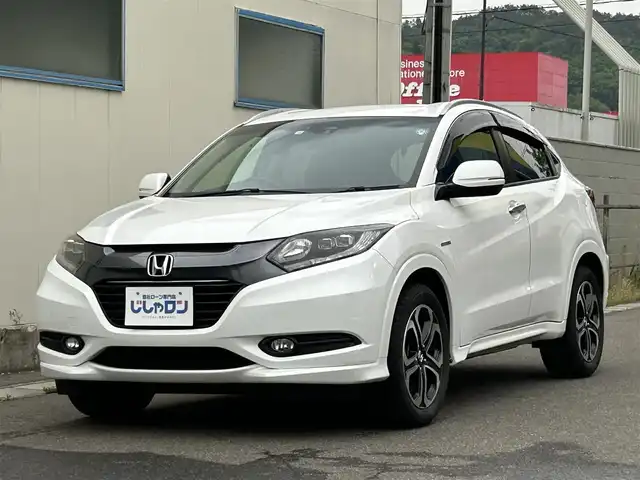 ホンダ ヴェゼル ハイブリッド Z 福島県 2014(平26)年 11.9万km ホワイトオーキッドパール (株)IDOMが運営する【じしゃロン福島店】の自社ローン専用車両になります。こちらは現金またはオートローンご利用時の価格です。自社ローンご希望の方は別途その旨お申付け下さい/純正ナビ/フルセグTV/ステアリングリモコン/クルーズコントロール/MT付AT/ETC/カーテンエアバッグ/ドアバイザー/革巻きステアリング