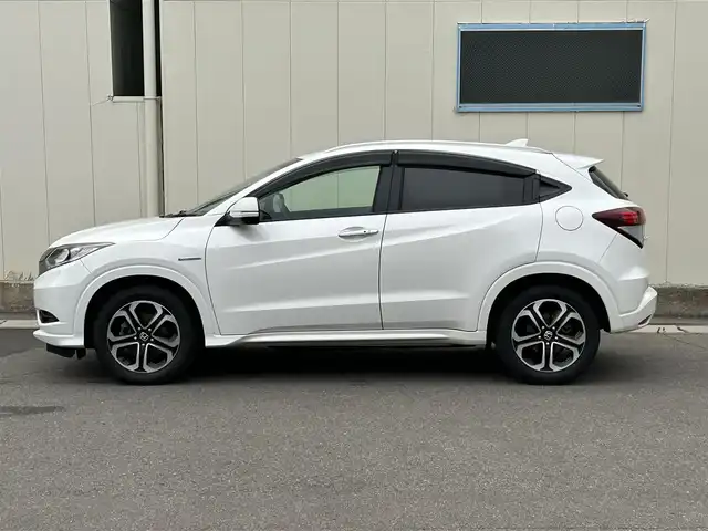 ホンダ ヴェゼル ハイブリッド Z 福島県 2014(平26)年 11.9万km ホワイトオーキッドパール (株)IDOMが運営する【じしゃロン福島店】の自社ローン専用車両になります。こちらは現金またはオートローンご利用時の価格です。自社ローンご希望の方は別途その旨お申付け下さい/純正ナビ/フルセグTV/ステアリングリモコン/クルーズコントロール/MT付AT/ETC/カーテンエアバッグ/ドアバイザー/革巻きステアリング