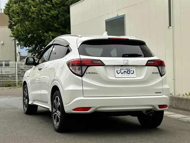 ホンダ ヴェゼル ハイブリッド Z 福島県 2014(平26)年 11.9万km ホワイトオーキッドパール (株)IDOMが運営する【じしゃロン福島店】の自社ローン専用車両になります。こちらは現金またはオートローンご利用時の価格です。自社ローンご希望の方は別途その旨お申付け下さい/純正ナビ/フルセグTV/ステアリングリモコン/クルーズコントロール/MT付AT/ETC/カーテンエアバッグ/ドアバイザー/革巻きステアリング