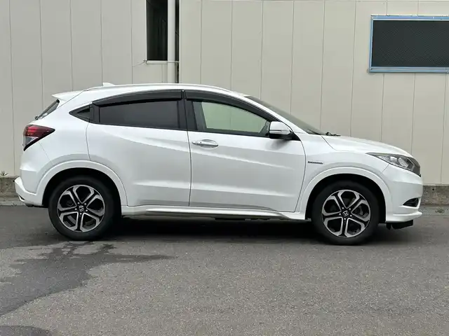 ホンダ ヴェゼル ハイブリッド Z 福島県 2014(平26)年 11.9万km ホワイトオーキッドパール (株)IDOMが運営する【じしゃロン福島店】の自社ローン専用車両になります。こちらは現金またはオートローンご利用時の価格です。自社ローンご希望の方は別途その旨お申付け下さい/純正ナビ/フルセグTV/ステアリングリモコン/クルーズコントロール/MT付AT/ETC/カーテンエアバッグ/ドアバイザー/革巻きステアリング