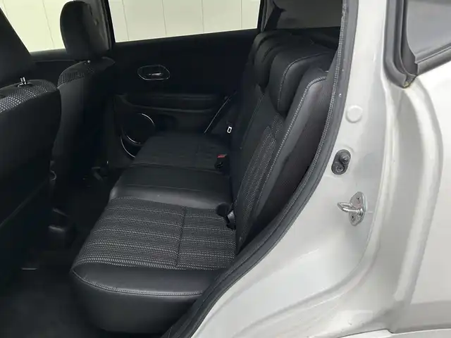 ホンダ ヴェゼル ハイブリッド Z 福島県 2014(平26)年 11.9万km ホワイトオーキッドパール (株)IDOMが運営する【じしゃロン福島店】の自社ローン専用車両になります。こちらは現金またはオートローンご利用時の価格です。自社ローンご希望の方は別途その旨お申付け下さい/純正ナビ/フルセグTV/ステアリングリモコン/クルーズコントロール/MT付AT/ETC/カーテンエアバッグ/ドアバイザー/革巻きステアリング