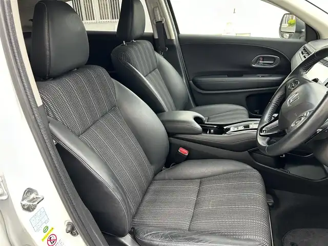 ホンダ ヴェゼル ハイブリッド Z 福島県 2014(平26)年 11.9万km ホワイトオーキッドパール (株)IDOMが運営する【じしゃロン福島店】の自社ローン専用車両になります。こちらは現金またはオートローンご利用時の価格です。自社ローンご希望の方は別途その旨お申付け下さい/純正ナビ/フルセグTV/ステアリングリモコン/クルーズコントロール/MT付AT/ETC/カーテンエアバッグ/ドアバイザー/革巻きステアリング