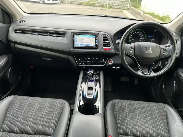 ホンダ ヴェゼル ハイブリッド Z 福島県 2014(平26)年 11.9万km ホワイトオーキッドパール (株)IDOMが運営する【じしゃロン福島店】の自社ローン専用車両になります。こちらは現金またはオートローンご利用時の価格です。自社ローンご希望の方は別途その旨お申付け下さい/純正ナビ/フルセグTV/ステアリングリモコン/クルーズコントロール/MT付AT/ETC/カーテンエアバッグ/ドアバイザー/革巻きステアリング