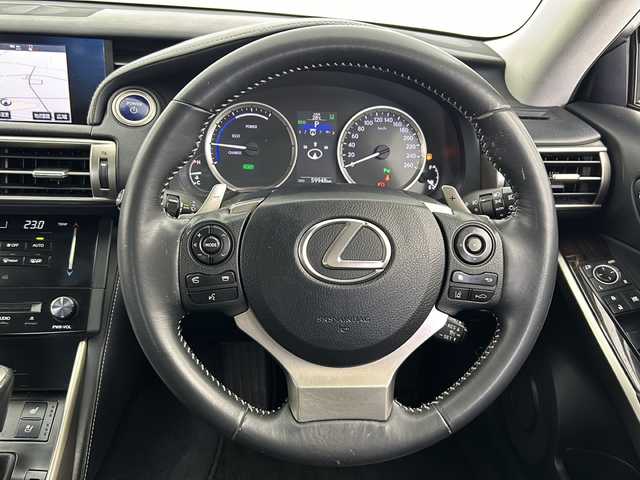 レクサス ＩＳ 300h バージョンL 愛知県 2014(平26)年 6万km ホワイトパールクリスタルシャイン 純正SDナビ/・AM/FM/・CD/DVD/Blu-ray/・SD/USB/AUX/・Bluetooth/・フルセグTV/バックカメラ/ステアリングスイッチ/革巻きステアリング/パドルシフト/前方ドライブレコーダー/ビルトインETC/プリクラッシュセーフティ/レーンディパーチャーアラート/クリアランスソナー/アダプティブクルーズコントロール/ブラインドスポットモニター/黒本革シート/前席パワーシート/運転席メモリーシート/前席シートヒーター/前席シートベンチレーション/オートマチックヘッドライト/フォグランプ/オートマチックハイビーム/オートワイパー/オートリトラミラー/純正１７インチアルミホイール