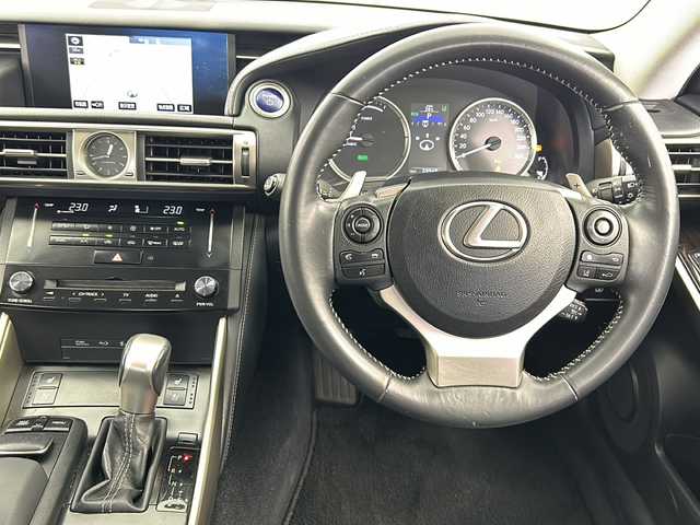 レクサス ＩＳ 300h バージョンL 愛知県 2014(平26)年 6万km ホワイトパールクリスタルシャイン 純正SDナビ/・AM/FM/・CD/DVD/Blu-ray/・SD/USB/AUX/・Bluetooth/・フルセグTV/バックカメラ/ステアリングスイッチ/革巻きステアリング/パドルシフト/前方ドライブレコーダー/ビルトインETC/プリクラッシュセーフティ/レーンディパーチャーアラート/クリアランスソナー/アダプティブクルーズコントロール/ブラインドスポットモニター/黒本革シート/前席パワーシート/運転席メモリーシート/前席シートヒーター/前席シートベンチレーション/オートマチックヘッドライト/フォグランプ/オートマチックハイビーム/オートワイパー/オートリトラミラー/純正１７インチアルミホイール