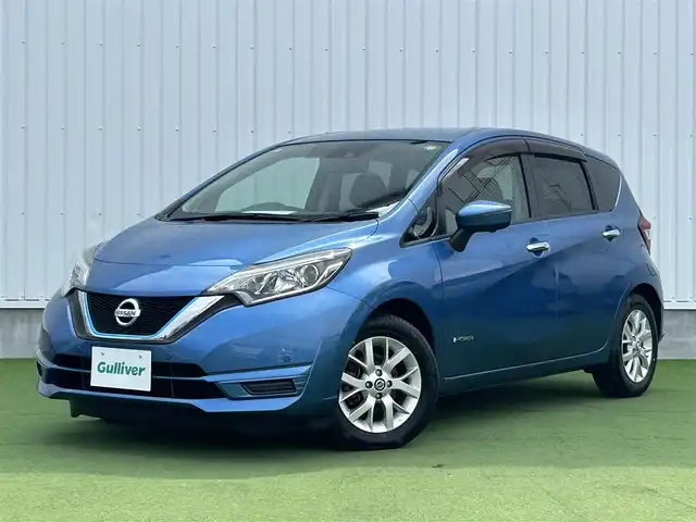 日産 ノート e－パワー X 香川県 2018(平30)年 4.6万km シャイニングブルー 登録時走行距離：45564km/純正ナビゲーション/→地デジ/→CD/DVD再生/全方位カメラ/ビルトインETC/ステアリングリモコン/革巻きステアリング/デジタルインナーミラー/LEDオートライト/純正15インチAW/純正フロアマット/横滑り防止装置/衝突被害軽減システム/スマートキー/スペアキー