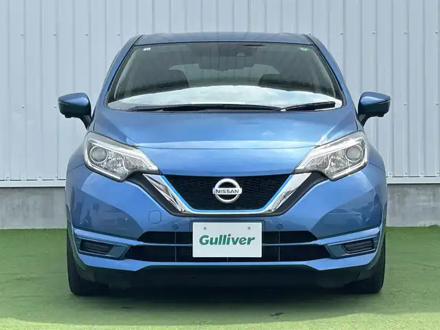 日産 ノート e－パワー X 香川県 2018(平30)年 4.6万km シャイニングブルー 登録時走行距離：45564km/純正ナビゲーション/→地デジ/→CD/DVD再生/全方位カメラ/ビルトインETC/ステアリングリモコン/革巻きステアリング/デジタルインナーミラー/LEDオートライト/純正15インチAW/純正フロアマット/横滑り防止装置/衝突被害軽減システム/スマートキー/スペアキー