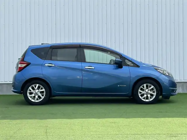 日産 ノート e－パワー X 香川県 2018(平30)年 4.6万km シャイニングブルー 登録時走行距離：45564km/純正ナビゲーション/→地デジ/→CD/DVD再生/全方位カメラ/ビルトインETC/ステアリングリモコン/革巻きステアリング/デジタルインナーミラー/LEDオートライト/純正15インチAW/純正フロアマット/横滑り防止装置/衝突被害軽減システム/スマートキー/スペアキー