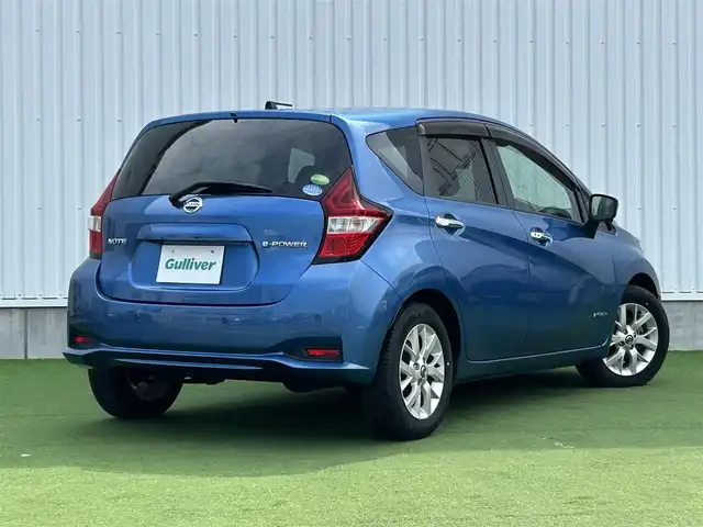 日産 ノート e－パワー X 香川県 2018(平30)年 4.6万km シャイニングブルー 登録時走行距離：45564km/純正ナビゲーション/→地デジ/→CD/DVD再生/全方位カメラ/ビルトインETC/ステアリングリモコン/革巻きステアリング/デジタルインナーミラー/LEDオートライト/純正15インチAW/純正フロアマット/横滑り防止装置/衝突被害軽減システム/スマートキー/スペアキー