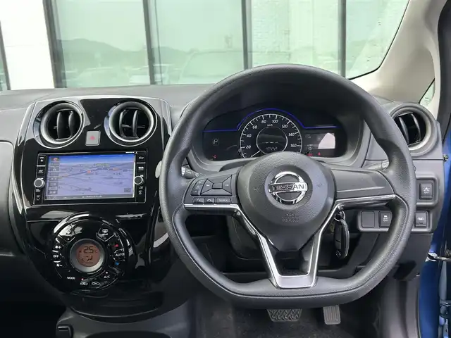 日産 ノート e－パワー X 香川県 2018(平30)年 4.6万km シャイニングブルー 登録時走行距離：45564km/純正ナビゲーション/→地デジ/→CD/DVD再生/全方位カメラ/ビルトインETC/ステアリングリモコン/革巻きステアリング/デジタルインナーミラー/LEDオートライト/純正15インチAW/純正フロアマット/横滑り防止装置/衝突被害軽減システム/スマートキー/スペアキー