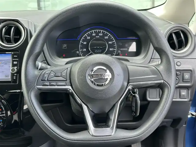 日産 ノート e－パワー X 香川県 2018(平30)年 4.6万km シャイニングブルー 登録時走行距離：45564km/純正ナビゲーション/→地デジ/→CD/DVD再生/全方位カメラ/ビルトインETC/ステアリングリモコン/革巻きステアリング/デジタルインナーミラー/LEDオートライト/純正15インチAW/純正フロアマット/横滑り防止装置/衝突被害軽減システム/スマートキー/スペアキー