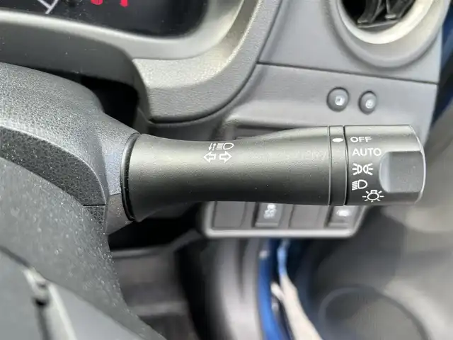 日産 ノート e－パワー X 香川県 2018(平30)年 4.6万km シャイニングブルー 登録時走行距離：45564km/純正ナビゲーション/→地デジ/→CD/DVD再生/全方位カメラ/ビルトインETC/ステアリングリモコン/革巻きステアリング/デジタルインナーミラー/LEDオートライト/純正15インチAW/純正フロアマット/横滑り防止装置/衝突被害軽減システム/スマートキー/スペアキー