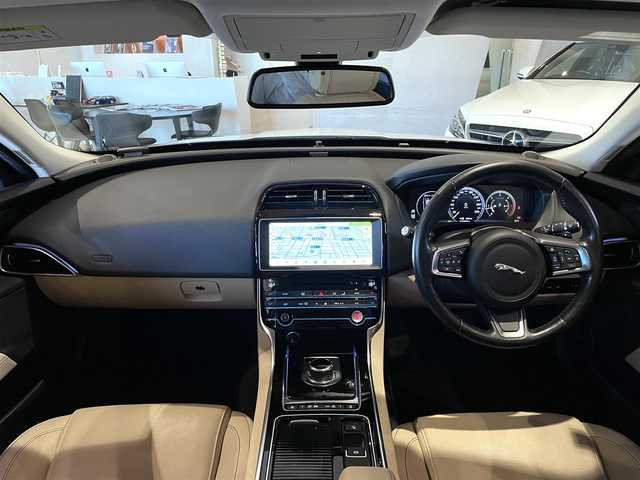 ジャガー ＸＥ XE プレステージ 道央・札幌 2018(平30)年 5.3万km 白 メタリックペイント/アクティブセーフパック/　・BSM/　・LKA/ブラックパック/ステアリングヒーター/18インチ7スプリットスポーク”スタイル7009”AW/純正メモリナビ/フルセグTV/バックカメラ/ベージュレザーシート/シートヒーター/ACC/MERIDIANサウンド