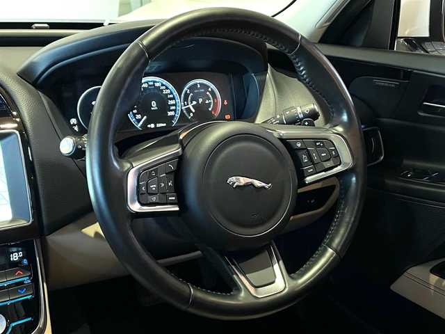 ジャガー ＸＥ XE プレステージ 道央・札幌 2018(平30)年 5.3万km 白 メタリックペイント/アクティブセーフパック/　・BSM/　・LKA/ブラックパック/ステアリングヒーター/18インチ7スプリットスポーク”スタイル7009”AW/純正メモリナビ/フルセグTV/バックカメラ/ベージュレザーシート/シートヒーター/ACC/MERIDIANサウンド