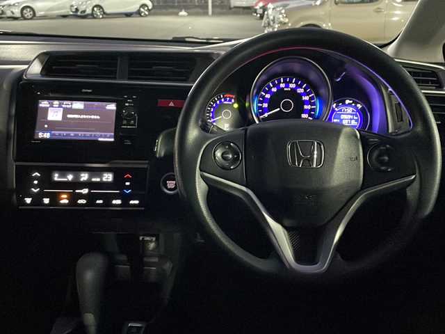 ホンダ フィット 13G Lパッケージ 山口県 2015(平27)年 9.7万km プレミアムホワイトパールⅡ 純正ディスプレイオーディオ/Bluetooth/ワンセグTV/バックカメラ/スマートキー＆プッシュスタート/横滑り防止装置/シティブレーキシステム/オートライト/キセノンライト/ビルトインETC/ステアリングスイッチ/保証書・取説