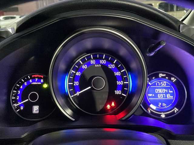 ホンダ フィット 13G Lパッケージ 山口県 2015(平27)年 9.7万km プレミアムホワイトパールⅡ 純正ディスプレイオーディオ/Bluetooth/ワンセグTV/バックカメラ/スマートキー＆プッシュスタート/横滑り防止装置/シティブレーキシステム/オートライト/キセノンライト/ビルトインETC/ステアリングスイッチ/保証書・取説