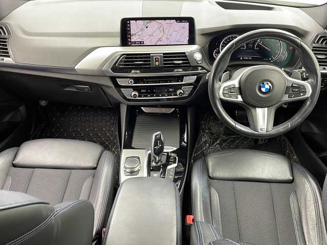 ＢＭＷ Ｘ３ xDrive20d Mスポーツ 大阪府 2018(平30)年 5.5万km アルピンホワイトⅢ 10.25インチワイド・コントロール・ディスプレイ/(フルセグTV/AM/FM/CD/DVD/USB/BT)/ヘッドアップディスプレイ/ブラインドスポットモニター/ドライブレコーダー/ETC/パーキング・アシスト・プラス/・パーク・ディスタンス・コントロール/・パーキング・アシスト/・トップ・ビュー/・サイド・ビュー・カメラ/・リヤ・ビュー・カメラ/ドライビング・アシスト・プラス/・アクティブ・クルーズ・コントロール/・ステアリング＆レーン・コントロール・アシスト/・レーン・ディパチャー・ウォーニング(車線逸脱警告システム)/・レーン・チェンジ・ウォーニング/・アクティブ・サイド・コリジョン・プロテクション/・全車接近警告機能/・衝突回避・被害軽減ブレーキ/・事故回避アシスト/・後車衝突警告機能/・クロス・トラフィック・ウォーニング(フロント＆リア)/ブラインドスポットモニター/オートホールド/パドルシフト/パワーバックドア/メモリシート/シートヒーター/シートメモリ/レザーシート/ルーフレール/スペアキー/取扱説明書/保証書/記録簿(R1.10/R2.11/R3.11/R5.11/R6.11)