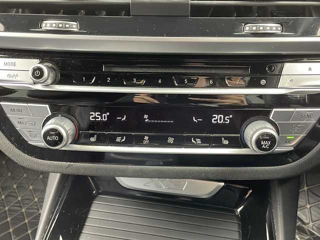 ＢＭＷ Ｘ３ xDrive20d Mスポーツ 大阪府 2018(平30)年 5.5万km アルピンホワイトⅢ 10.25インチワイド・コントロール・ディスプレイ/(フルセグTV/AM/FM/CD/DVD/USB/BT)/ヘッドアップディスプレイ/ブラインドスポットモニター/ドライブレコーダー/ETC/パーキング・アシスト・プラス/・パーク・ディスタンス・コントロール/・パーキング・アシスト/・トップ・ビュー/・サイド・ビュー・カメラ/・リヤ・ビュー・カメラ/ドライビング・アシスト・プラス/・アクティブ・クルーズ・コントロール/・ステアリング＆レーン・コントロール・アシスト/・レーン・ディパチャー・ウォーニング(車線逸脱警告システム)/・レーン・チェンジ・ウォーニング/・アクティブ・サイド・コリジョン・プロテクション/・全車接近警告機能/・衝突回避・被害軽減ブレーキ/・事故回避アシスト/・後車衝突警告機能/・クロス・トラフィック・ウォーニング(フロント＆リア)/ブラインドスポットモニター/オートホールド/パドルシフト/パワーバックドア/メモリシート/シートヒーター/シートメモリ/レザーシート/ルーフレール/スペアキー/取扱説明書/保証書/記録簿(R1.10/R2.11/R3.11/R5.11/R6.11)