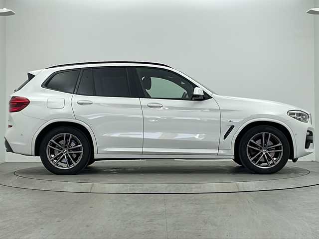ＢＭＷ Ｘ３ xDrive20d Mスポーツ 大阪府 2018(平30)年 5.5万km アルピンホワイトⅢ 10.25インチワイド・コントロール・ディスプレイ/(フルセグTV/AM/FM/CD/DVD/USB/BT)/ヘッドアップディスプレイ/ブラインドスポットモニター/ドライブレコーダー/ETC/パーキング・アシスト・プラス/・パーク・ディスタンス・コントロール/・パーキング・アシスト/・トップ・ビュー/・サイド・ビュー・カメラ/・リヤ・ビュー・カメラ/ドライビング・アシスト・プラス/・アクティブ・クルーズ・コントロール/・ステアリング＆レーン・コントロール・アシスト/・レーン・ディパチャー・ウォーニング(車線逸脱警告システム)/・レーン・チェンジ・ウォーニング/・アクティブ・サイド・コリジョン・プロテクション/・全車接近警告機能/・衝突回避・被害軽減ブレーキ/・事故回避アシスト/・後車衝突警告機能/・クロス・トラフィック・ウォーニング(フロント＆リア)/ブラインドスポットモニター/オートホールド/パドルシフト/パワーバックドア/メモリシート/シートヒーター/シートメモリ/レザーシート/ルーフレール/スペアキー/取扱説明書/保証書/記録簿(R1.10/R2.11/R3.11/R5.11/R6.11)