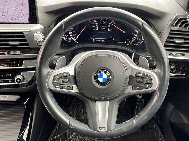 ＢＭＷ Ｘ３ xDrive20d Mスポーツ 大阪府 2018(平30)年 5.5万km アルピンホワイトⅢ 10.25インチワイド・コントロール・ディスプレイ/(フルセグTV/AM/FM/CD/DVD/USB/BT)/ヘッドアップディスプレイ/ブラインドスポットモニター/ドライブレコーダー/ETC/パーキング・アシスト・プラス/・パーク・ディスタンス・コントロール/・パーキング・アシスト/・トップ・ビュー/・サイド・ビュー・カメラ/・リヤ・ビュー・カメラ/ドライビング・アシスト・プラス/・アクティブ・クルーズ・コントロール/・ステアリング＆レーン・コントロール・アシスト/・レーン・ディパチャー・ウォーニング(車線逸脱警告システム)/・レーン・チェンジ・ウォーニング/・アクティブ・サイド・コリジョン・プロテクション/・全車接近警告機能/・衝突回避・被害軽減ブレーキ/・事故回避アシスト/・後車衝突警告機能/・クロス・トラフィック・ウォーニング(フロント＆リア)/ブラインドスポットモニター/オートホールド/パドルシフト/パワーバックドア/メモリシート/シートヒーター/シートメモリ/レザーシート/ルーフレール/スペアキー/取扱説明書/保証書/記録簿(R1.10/R2.11/R3.11/R5.11/R6.11)