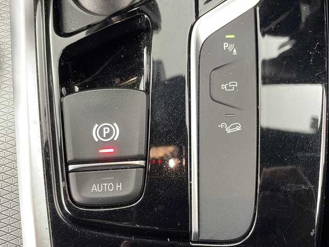 ＢＭＷ Ｘ３ xDrive20d Mスポーツ 大阪府 2018(平30)年 5.5万km アルピンホワイトⅢ 10.25インチワイド・コントロール・ディスプレイ/(フルセグTV/AM/FM/CD/DVD/USB/BT)/ヘッドアップディスプレイ/ブラインドスポットモニター/ドライブレコーダー/ETC/パーキング・アシスト・プラス/・パーク・ディスタンス・コントロール/・パーキング・アシスト/・トップ・ビュー/・サイド・ビュー・カメラ/・リヤ・ビュー・カメラ/ドライビング・アシスト・プラス/・アクティブ・クルーズ・コントロール/・ステアリング＆レーン・コントロール・アシスト/・レーン・ディパチャー・ウォーニング(車線逸脱警告システム)/・レーン・チェンジ・ウォーニング/・アクティブ・サイド・コリジョン・プロテクション/・全車接近警告機能/・衝突回避・被害軽減ブレーキ/・事故回避アシスト/・後車衝突警告機能/・クロス・トラフィック・ウォーニング(フロント＆リア)/ブラインドスポットモニター/オートホールド/パドルシフト/パワーバックドア/メモリシート/シートヒーター/シートメモリ/レザーシート/ルーフレール/スペアキー/取扱説明書/保証書/記録簿(R1.10/R2.11/R3.11/R5.11/R6.11)