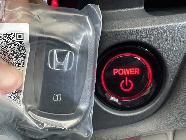 ホンダ ヴェゼル ハイブリッド e:HEV Z 愛媛県 2025(令7)年 0.1千km プラチナホワイトパール 登録済未使用車　純正９型ナビ　バックカメラ　衝突被害軽減ブレーキ　ホンダセンシング　フルセグ　Ｂｌｕｅｔｏｏｔｈ　電動リアゲート　レーンキープアシスト　アダプティブクルーズコントロール　ＥＴＣ２．０/ワイヤレス充電