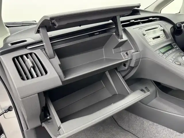 トヨタ プリウス L 福岡県 2009(平21)年 1.8万km シルバーM 純正ＣＤコンポ　/スマートキー　/純正１５インチアルミホイール　/オートライト　/ステアリングスイッチ　/電動格納式ミラー　/純正フロアマット　/レベライザー　/ドアバイザー　/エンジンプッシュスタート