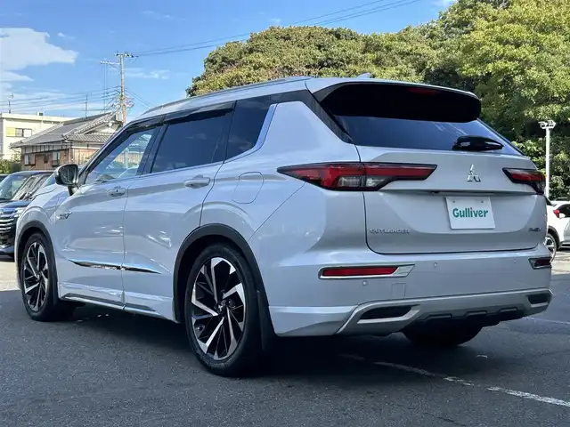 三菱 アウトランダー ＰＨＥＶ P 大阪府 2022(令4)年 2.4万km ホワイトダイヤモンド １２．３型ナビ　/フルセグ　/Ｂｌｕｅｔｏｏｔｈ　/全方位カメラ　/パノラマルーフ（開閉可能）/シルバールーフレール　/ＢＯＳＥサウンド　/レザーシート　/シートヒーター　（前列・２列目）/ワイヤレス充電　/スポーティーＰＫＧエアロ　/ＲＳＲ車高調（純正サスあり）/AC1500W/パワーバックドア/ワイヤレス充電/充電ケーブルあり/マイパイロット/ブラインドスポットモニター